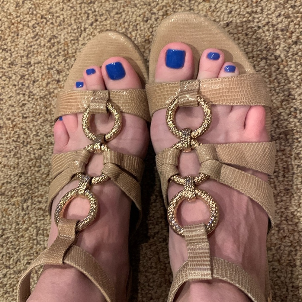 Sofft 9 leather sandals gold O ring mini wedge snake print tan shiny Greek look